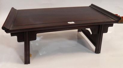 null TABLE A THE rectangulaire en bois naturel sculpté, Chine, XXe siècle, 26 x 66...