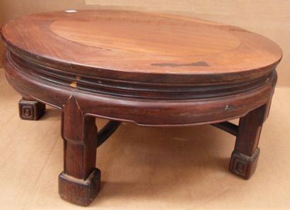 null TABLE basse ronde en bois naturel sculpté, Chine, XXe siècle, H: 33 cm, Diam:...
