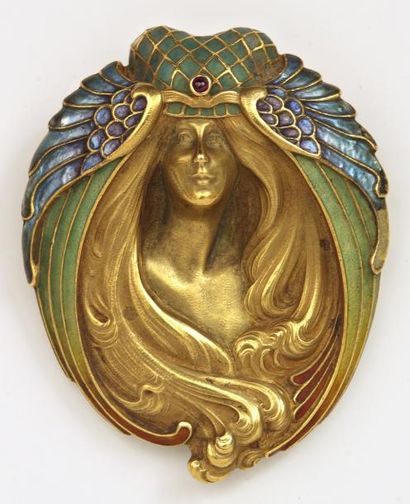 Marcel BING (1875-1921) PENDENTIF « femme paon » en or , émail, vers 1900-1901, .Pendentif...