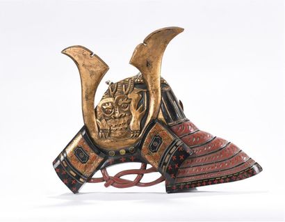 null JAPON. ENSEIGNE en bois polychromme sculpté figurant un casque de samouraï,.56...