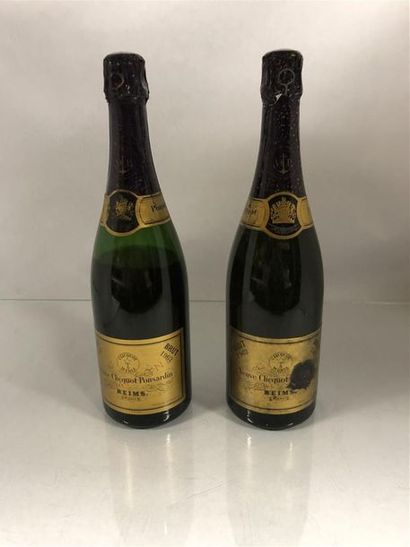 null 2 Bouteilles Champagne VEUVE CLICQUOT brut 1962 (une vidange)