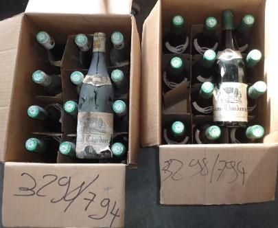 null 17 bouteilles de Macon chardonnay 1990, rouge. 8 bouteilles Macon Chardonnay...