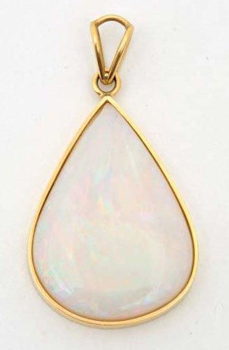 null PENDENTIF « goutte » en or jaune serti d'une opale blanche.