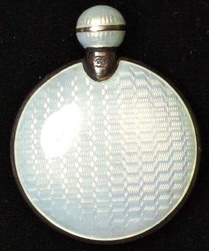 null Flacon rond en argent guilloché et émaillé bleu clair. Vers 1920