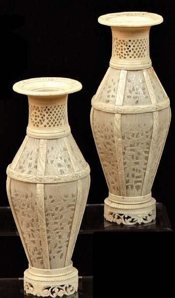 null Paire de vases en ivoire repercés et sculptés. Canton, 2e moitié du XIXe si...