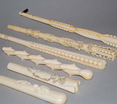 null Un lot en ivoire de six manches d'ombrelles sculptés. Long. de 14,5 à 29 cm...