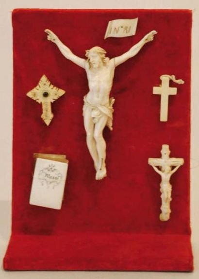 null Sur un petit panneau de velours rouge : deux Christ en croix, deux croix et...
