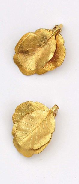 null Paire de CLIPS D'OREILLES "feuilles" en or jaune ciselé et amati. Long: 3,5...