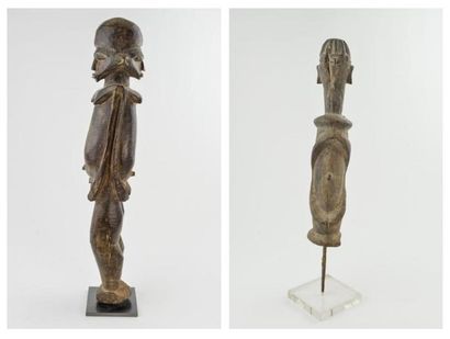 null 82 à 83 - DEUX STATUETTES
COUPLE Janus. Bois lourd, patine brun noir luisante.
Burkina-Faso,...