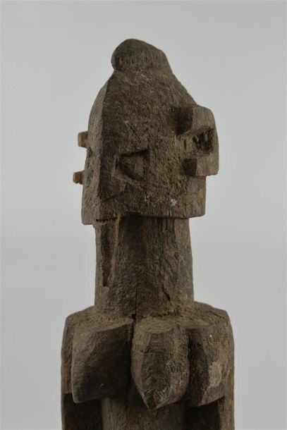 null STATUE POTEAU D'ANCETRE. Bois patine terreuse.
Mali, Dogon
Haut 56 cm