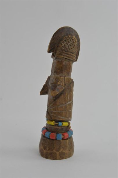 null 32 à 34 - TROIS STATUETTES 
32 - Haut. 16 cm - 33 - Haut. 15 cm - 34 Haut.19...