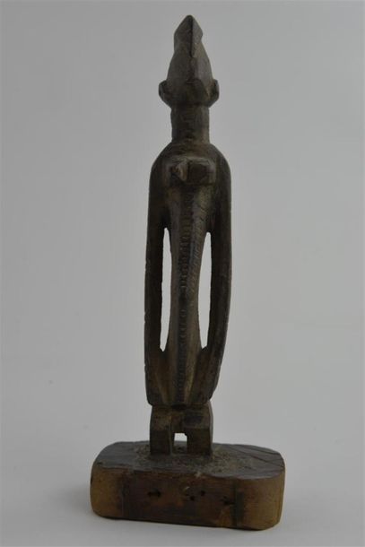 null 32 à 34 - TROIS STATUETTES 
32 - Haut. 16 cm - 33 - Haut. 15 cm - 34 Haut.19...