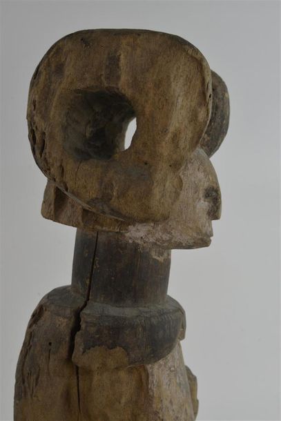 null STATUETTE. Bois délavé, coiffe en arceau
Nigeria, Ibo
Haut 55 cm