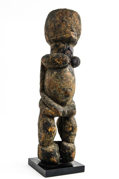 null STATUE féminine. Bois lourd à enduit croûteux.
Mali
Haut 36 cm