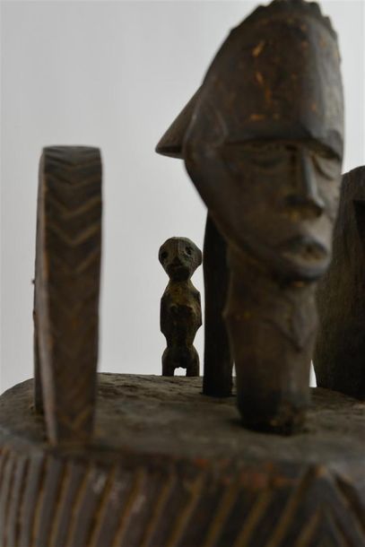 null MASQUE CASQUE surmonté d'une statuette portrait d'homme. Bois noirci.
Nigeria.
Haut...