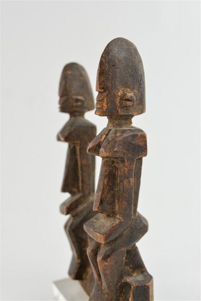 null ORNEMENT DE PORTE : DEUX STATUETTES d'ancêtres.
Mali, Dogon
Haut 15 cm