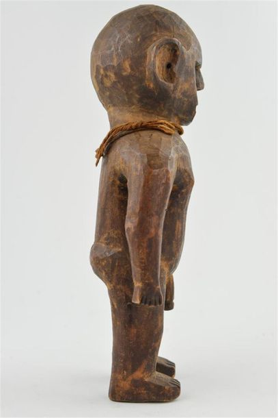 null 125 à 129 - CINQ STATUETTES féminines ou masculines en bois patiné, l'une d'elles...