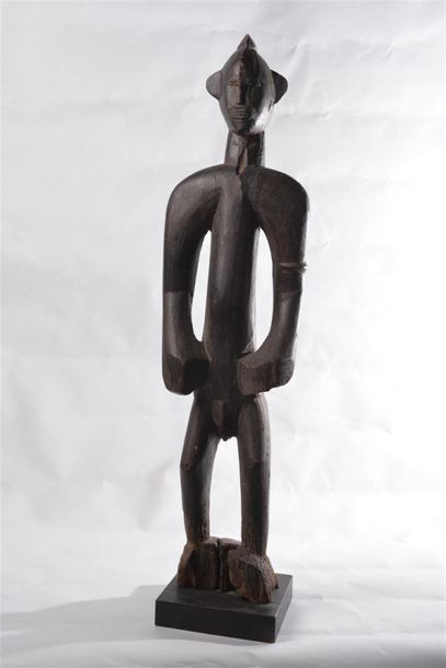 null IMPORTANTE STATUE masculine. Bois sculpté.
Côte d'Ivoire
