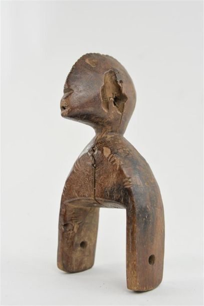 null 188 à 190 - TROIS POULIES DE METIER A TISSER. bois sculpté de têtes d'oiseaux...