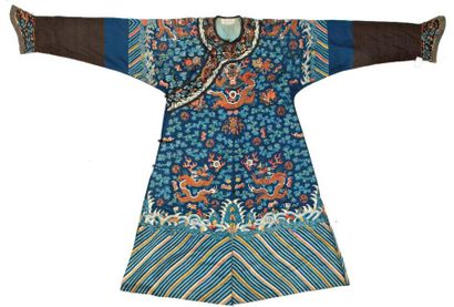 null JIFU OU ROBE DRAGON, Chine, dynastie Qing, circa 1900, satin bleu, décor brodé...