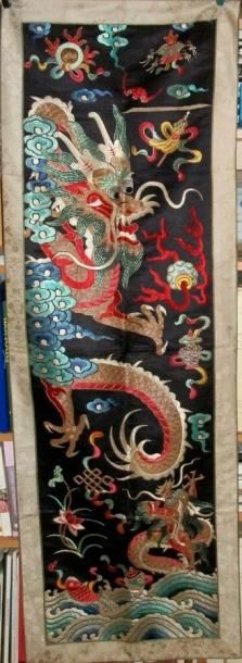 null PANNEAU, Chine, satin noir brodé en soie polychrome et fil d'or d'un dragon...