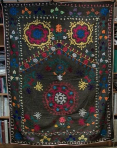 null PORTIÈRE SUSANI, Ouzbékistan, coton noir, décor brodé rouge, jaune, bleu et...