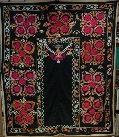 null PORTIÈRE SUSANI, Ouzbékistan, coton noir brodé rouge, jaune et rose de soleils...