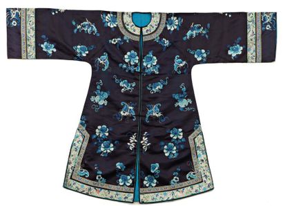 null MANTEAU DE FEMME HAN, Chine, début XXème siècle, satin bleu brodé en camaïeu...