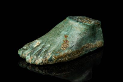ROMAN BRONZE FRAGMENT OF A FOOT Ca. 200 - 300 APR.
Petit pied romain en bronze coulé... Gazette Drouot