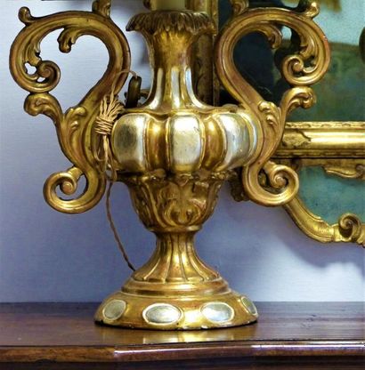 Paire de lampessdoré et argenté Italie, XIX Paire de lampes en bois doré et argenté...