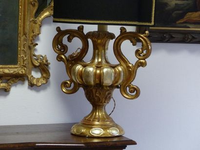 Paire de lampessdoré et argenté Italie, XIX Paire de lampes en bois doré et argenté...