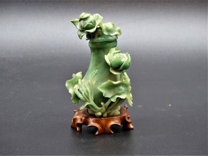 Chine. Vase couvert épinard Chine. Vase couvert en pierre dure verte épinard, la...