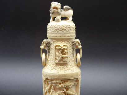 Chine. Vase balustre en ivoire sculptée. Chine. Vase balustre en ivoire sculptée....