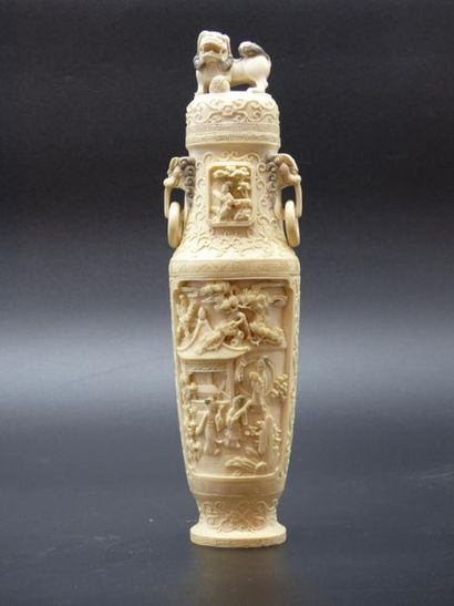 Chine. Vase balustre en ivoire sculptée. Chine. Vase balustre en ivoire sculptée....
