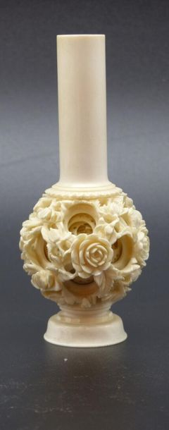 Chine.boule Canton Chine. Vase en ivoire sculpté en forme de boule Canton, fin du...