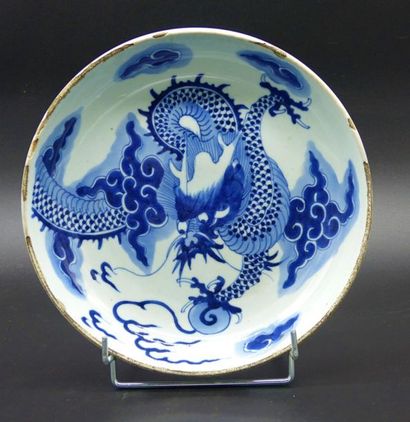 CHINE Plat en porcelaine bleu et blanc, CHINE Plat en porcelaine bleu et blanc, décor...