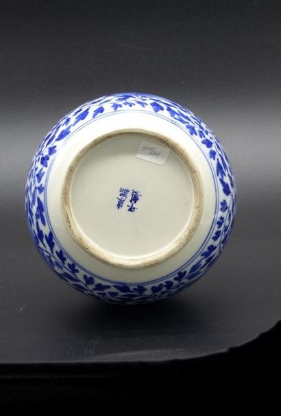 Chine. Vase en porcelaine blanche Chine. Vase en porcelaine blanche à col tubulaire...
