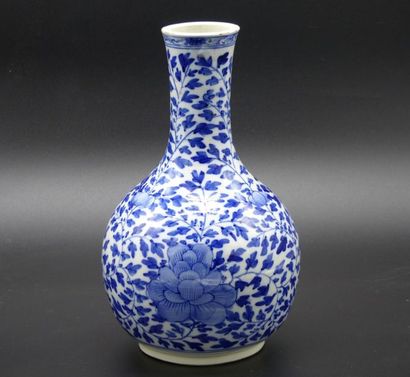 Chine. Vase en porcelaine blanche Chine. Vase en porcelaine blanche à col tubulaire...