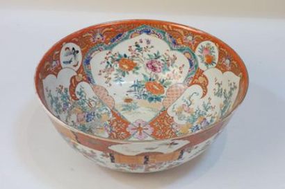 Grand bol en porcelaine. Japon XIXème Grand bol en porcelaine. Japon XIXème siècle....