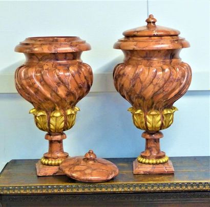 Paire de grands vases urne Paire de grands vases urne en bois tourné et sculpté à...