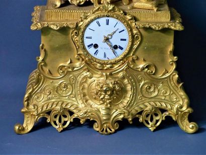 Horloge en bronze ciselé doré à l'effigie de Louis Horloge en bronze ciselé doré...