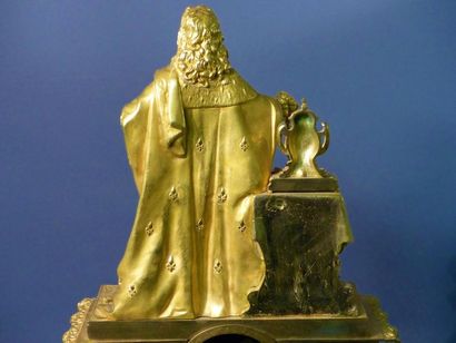 Horloge en bronze ciselé doré à l'effigie de Louis Horloge en bronze ciselé doré...