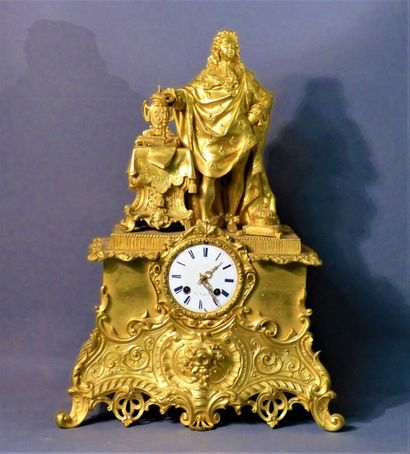 Horloge en bronze ciselé doré à l'effigie de Louis