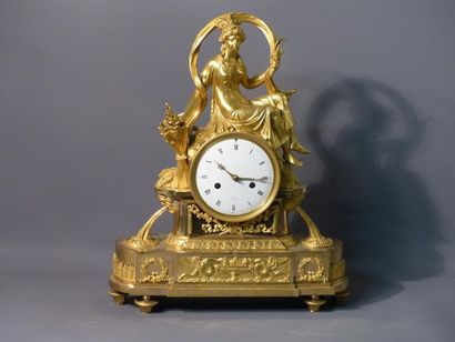 Horloge en bronze ciselé doré à la Cérès Horloge en bronze ciselé doré à la Cérès....