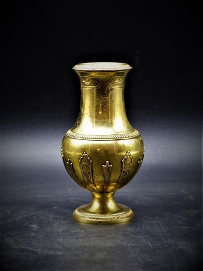 Vase en vermeil Maison PUIFORCAT ou BOIN-TABURET : Vase en vermeil à décor de feuillages...