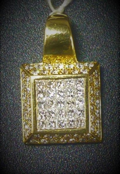 Vendôme, pendentif en or jaune orné de 25 diamants Vendôme, pendentif en or jaune...