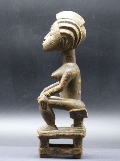 Statue bois - Afrique - femme assise Afrique. Statue bois d'une ffemme assise, patine...