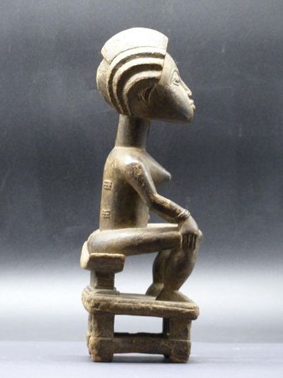 Statue bois - Afrique - femme assise Afrique. Statue bois d'une ffemme assise, patine...