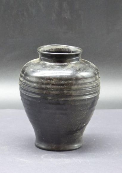 ACCOLAY. Vase en céramique noire. 19 cm ACCOLAY. Vase en céramique noire à décor...