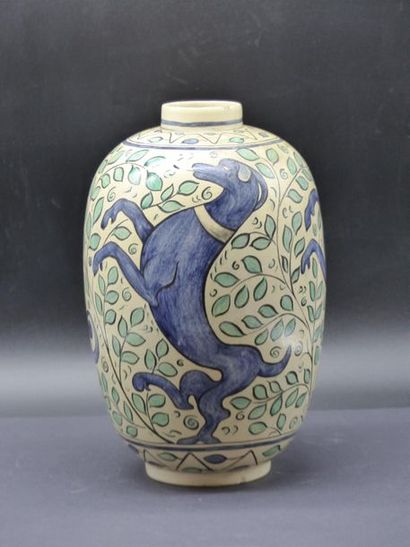 Vase dans le goût Kadjar Vase dans le goût Kadjar en céramique à décor d'animaux....